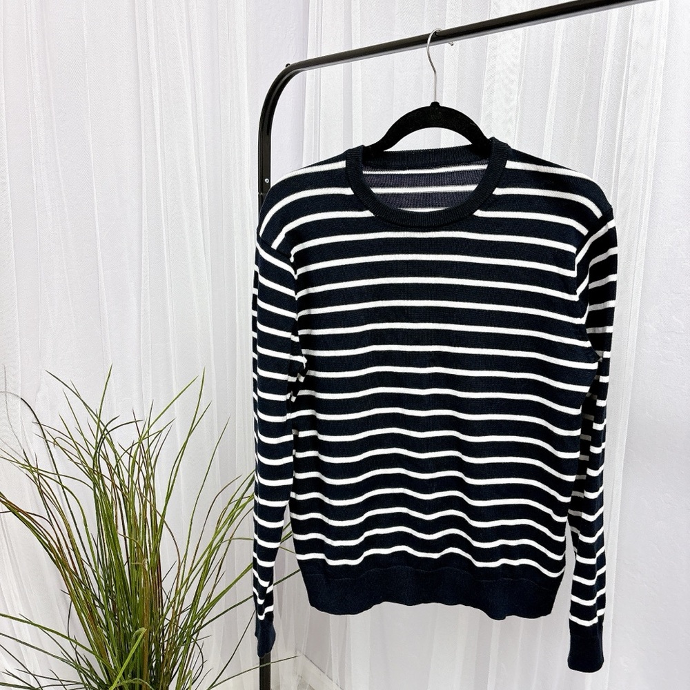 Uniqlo Men Navy and White Striped Sweater